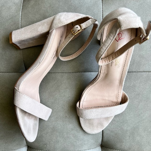 Suede Chunky heel strap sandal - Picture 3 of 9